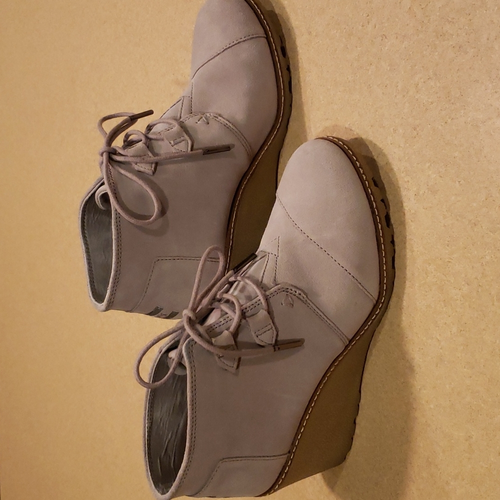 Like new Toms size 8 wedge bootie